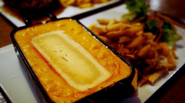 Sieht aus wie ein Backstein und lag uns danach auch so im Magen: Welsh, das Nationalgericht der Region, besteht fast nur aus geschmolzenem Käse plus Schinken plus Brot. Obendrauf der Marouille-Käse.