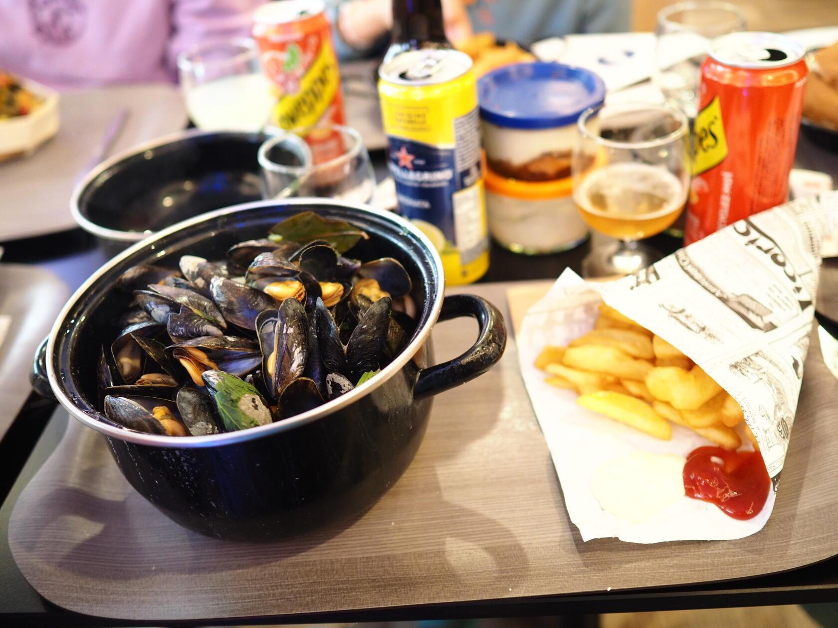 Ganz Nordfrankreich ist auch für seine Moules Frites berühmt, Muscheln im Weinsud - hier natürlich nur mit Fritten.