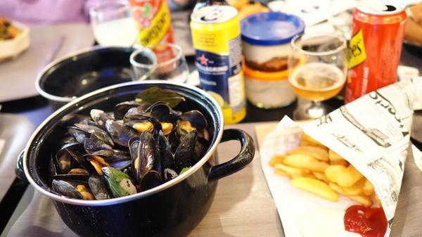 Ganz Nordfrankreich ist auch für seine Moules Frites berühmt, Muscheln im Weinsud - hier natürlich nur mit Fritten.