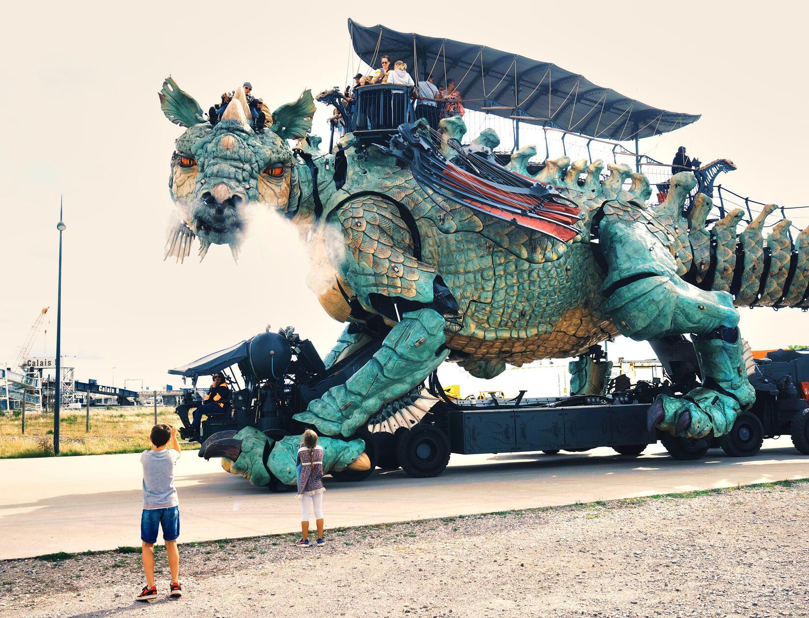 Der berühmte Drache von Calais eine wahre Monstermaschine,