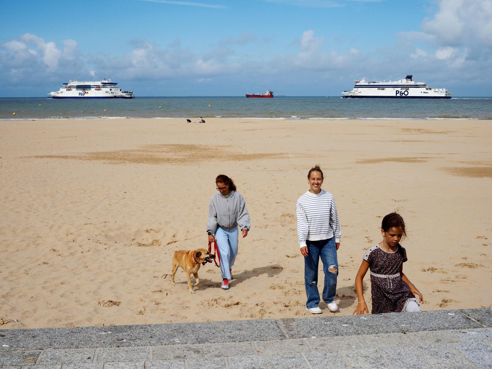 Hinterm tollen Sandstrand laufen die GB-Fähren ein- und aus.