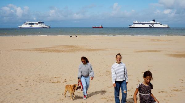 Hinterm tollen Sandstrand laufen die GB-Fähren ein- und aus.