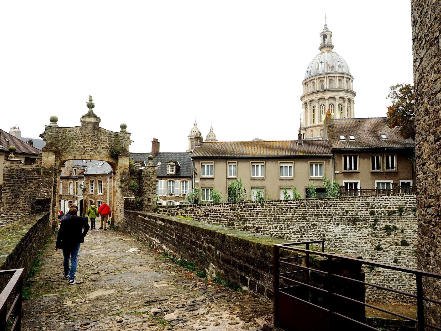 Boulogne-sur-Mer ist der größte Fischereihafen Frankreichs und hat eine komplett erhaltene Altstadt.