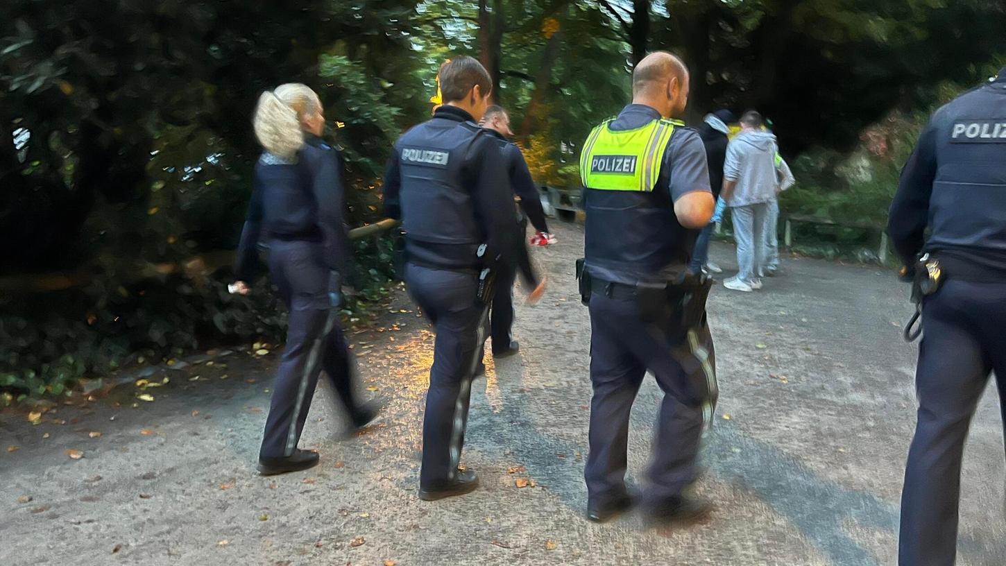 Die Einsatzkräfte rückten im Schöntalpark im unterfränkischen Aschaffenburg an. Die Einsatzkräfte rückten im Schöntalpark im unterfränkischen Aschaffenburg an.