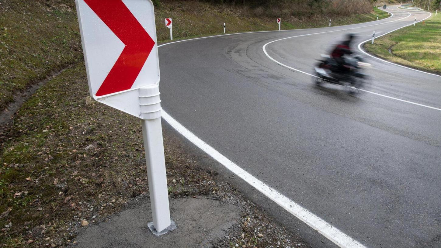 Zwischen Poikam und Lengfeld haben sich vier Motorradfahrer am Mittwoch eine gefährliche Verfolgungsjagd mit der Polizei geliefert. Zwischen Poikam und Lengfeld haben sich vier Motorradfahrer am Mittwoch eine gefährliche Verfolgungsjagd mit der Polizei geliefert.