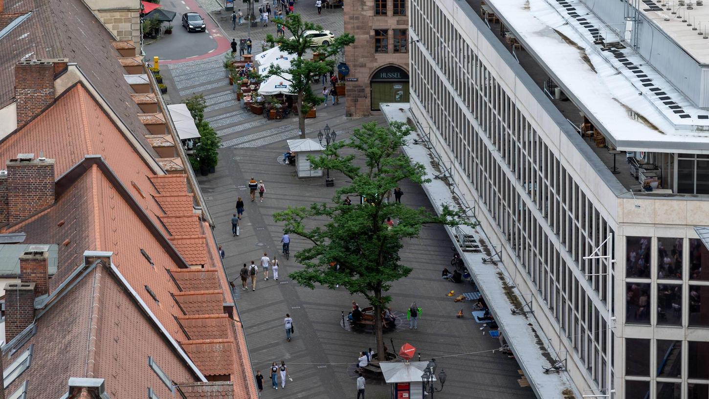 Nach fast einem Jahr Leerstand hat die Stadt Nürnberg im Juli das Kaufhofgebäude in der Königstraße gekauft. Nun gibt es neue Pläne für die zukünftige Nutzung. (Archivbild) Nach fast einem Jahr Leerstand hat die Stadt Nürnberg im Juli das Kaufhofgebäude in der Königstraße gekauft. Nun gibt es neue Pläne für die zukünftige Nutzung. (Archivbild)