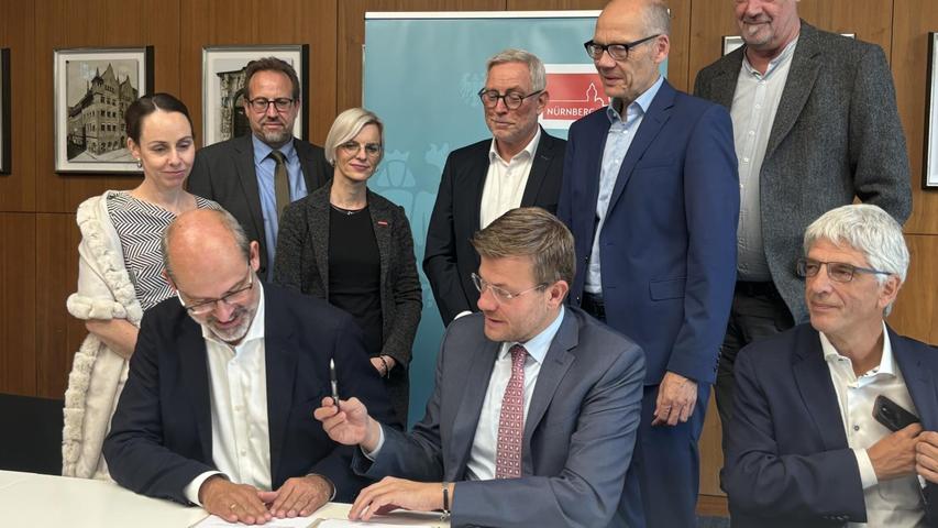 Nürnberger Oberbürgermeister Marcus König und Vertreterinnen und Vertreter verschiedener Bildungsinstitute haben am Donnerstag eine gemeinsame Absichtserklärung zur Zukunft des Kaufhof-Gebäudes unterzeichnet. Nürnberger Oberbürgermeister Marcus König und Vertreterinnen und Vertreter verschiedener Bildungsinstitute haben am Donnerstag eine gemeinsame Absichtserklärung zur Zukunft des Kaufhof-Gebäudes unterzeichnet.