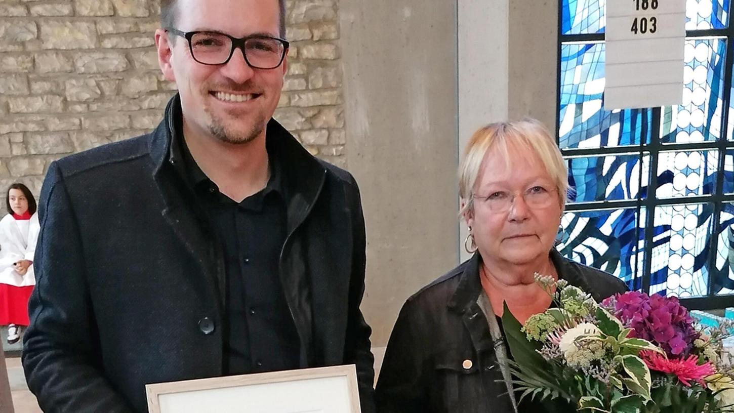 Oberbürgermeister Peter Reiß hat Marianne Lachmann die Anna-Wolf-Medaille samt Urkunde in der Dankmesse von St. Sebald überreicht. Oberbürgermeister Peter Reiß hat Marianne Lachmann die Anna-Wolf-Medaille samt Urkunde in der Dankmesse von St. Sebald überreicht.