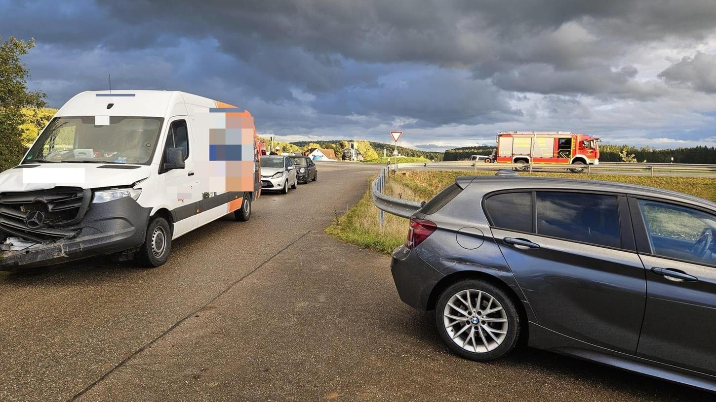 F nf Verletzte Nach Crash Transporter Schiebt Drei Pkw Auf B299 Bei f-nf-verletzte-nach-crash-transporter-schiebt-drei-pkw-auf-b299-bei