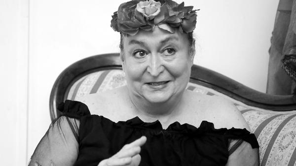 Lizzy Aumeier gehörte zu den bekanntesten und beliebtesten Künstlerinnen aus dem Raum Neumarkt und prägte nicht nur dort die Kabarettismus-Szene. Im Alter von 60 Jahren verstarb sie nun nach einer langjährigen schweren Krankheit und einem kurzen Krankenhausaufenthalt, der auf einen "tragischen Unglücksfall" folgte, überraschend im Nordklinikum in Nürnberg.