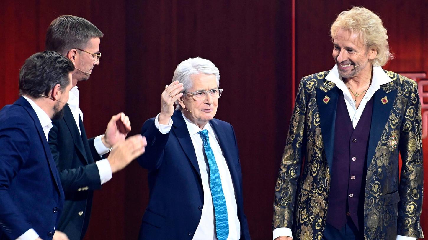 Die Fernsehmoderatoren Joko Winterscheidt, Klaas Heufer-Umlauf, Frank Elstner und Thomas Gottschalk in der ZDF-Show "Wetten, dass...?" live aus der Messehalle in Nürnberg. Die Fernsehmoderatoren Joko Winterscheidt, Klaas Heufer-Umlauf, Frank Elstner und Thomas Gottschalk in der ZDF-Show "Wetten, dass...?" live aus der Messehalle in Nürnberg.