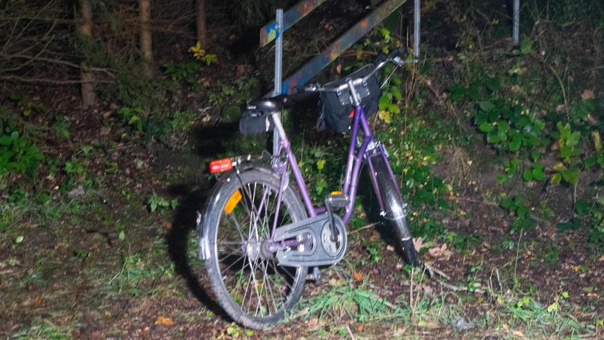 Das Fahrrad des mutmaßlichen Besitzers wurde in der Umgebung entdeckt. Das Fahrrad des mutmaßlichen Besitzers wurde in der Umgebung entdeckt.
