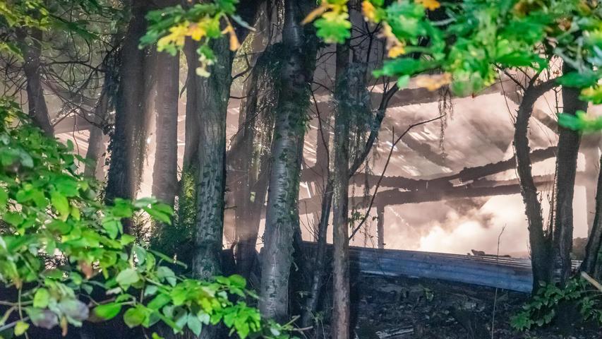Kurz vor dem Abrücken kontrollierte ein Trupp die Trümmer und entdeckte dabei eine verbrannte Leiche. Kurz vor dem Abrücken kontrollierte ein Trupp die Trümmer und entdeckte dabei eine verbrannte Leiche.
