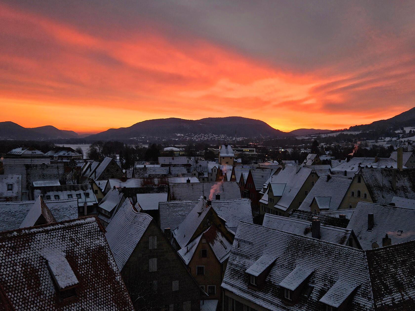 Blick von Rathausturm zum Sonnenaufgang auf ein leise verschneites Hersbruck.