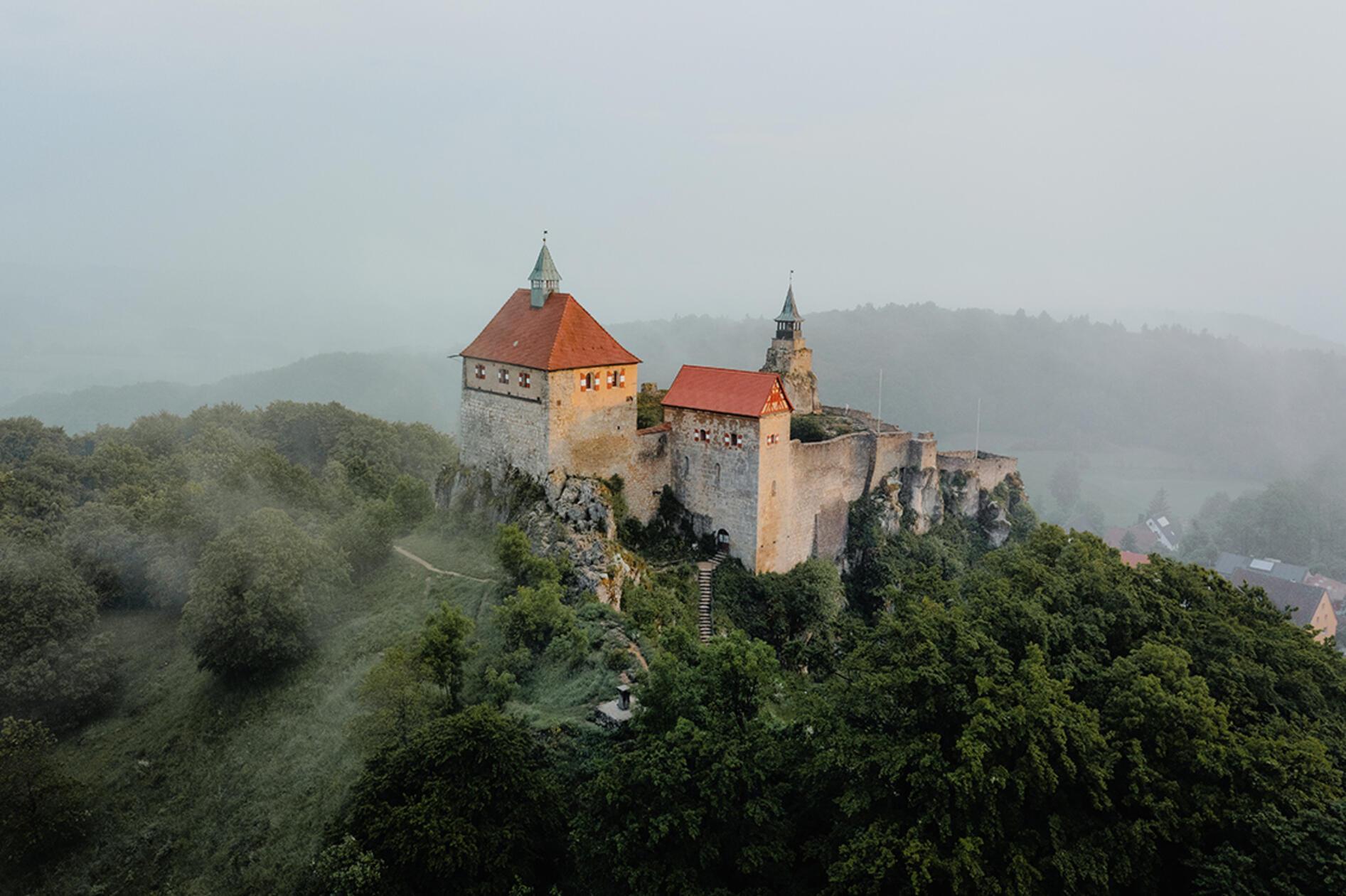 Frühlingsstimmung auf Burg Hohenstein im Juni.