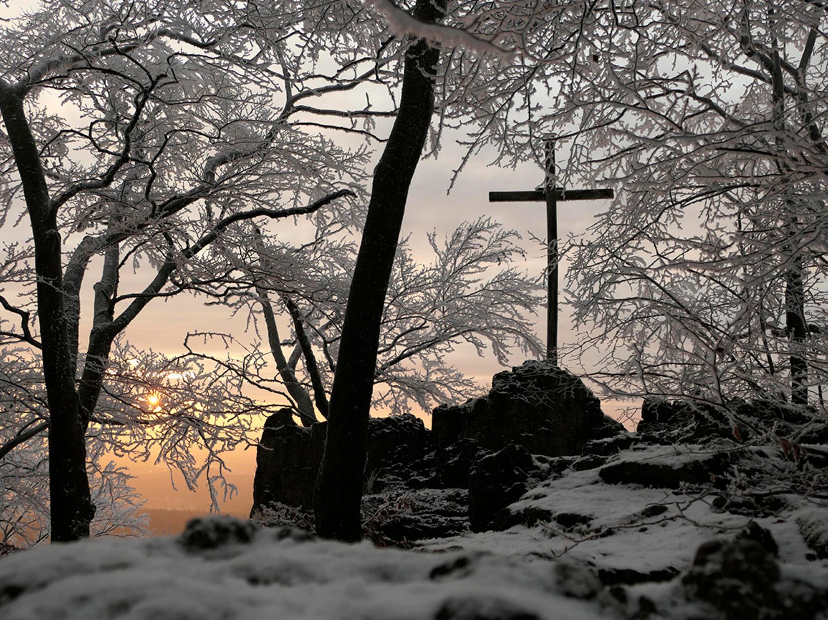Das Kreuz am Glatzenstein, mit Raureif überzogen im Januar.