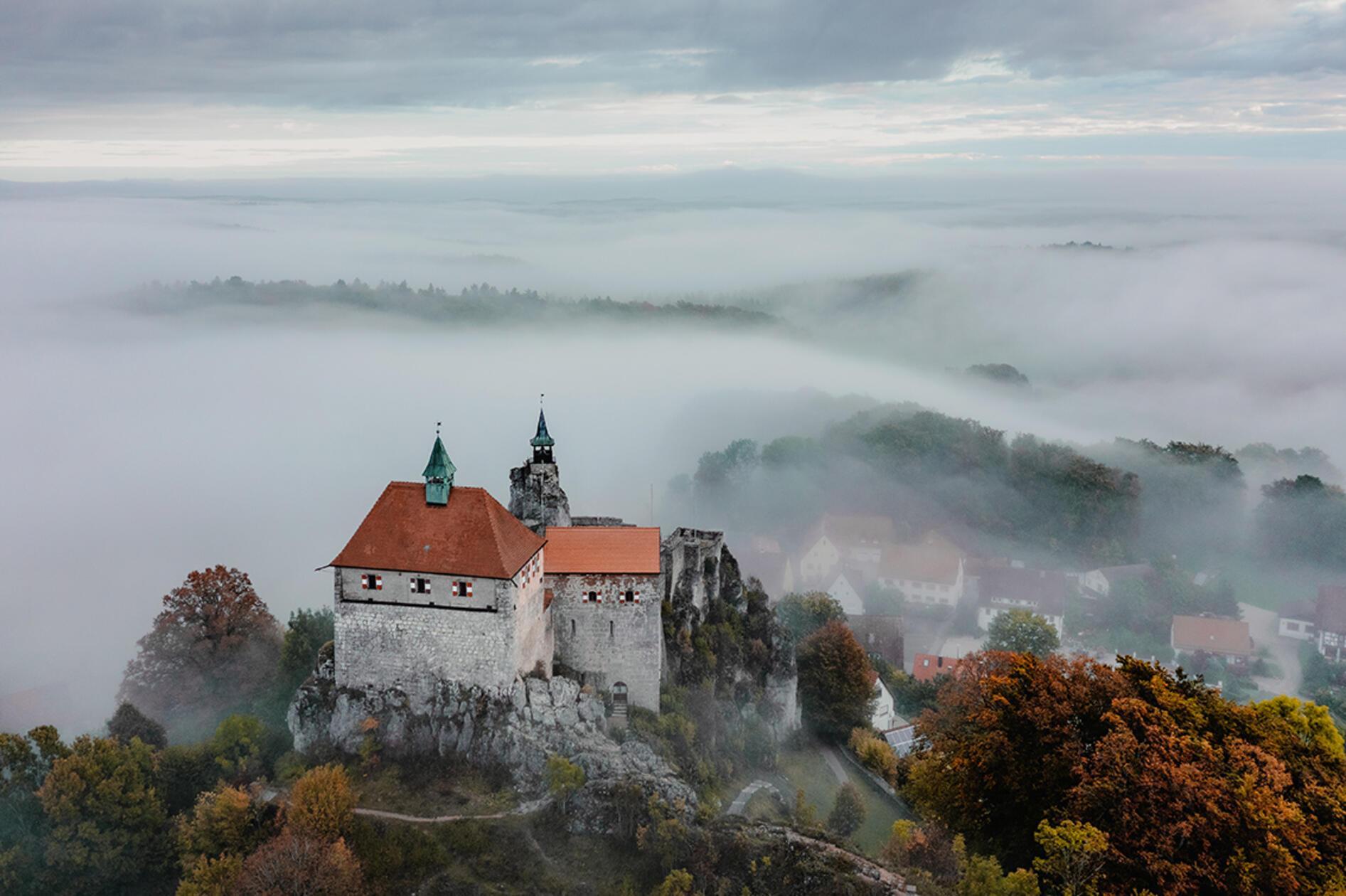Burg Hohenstein im Herbst.