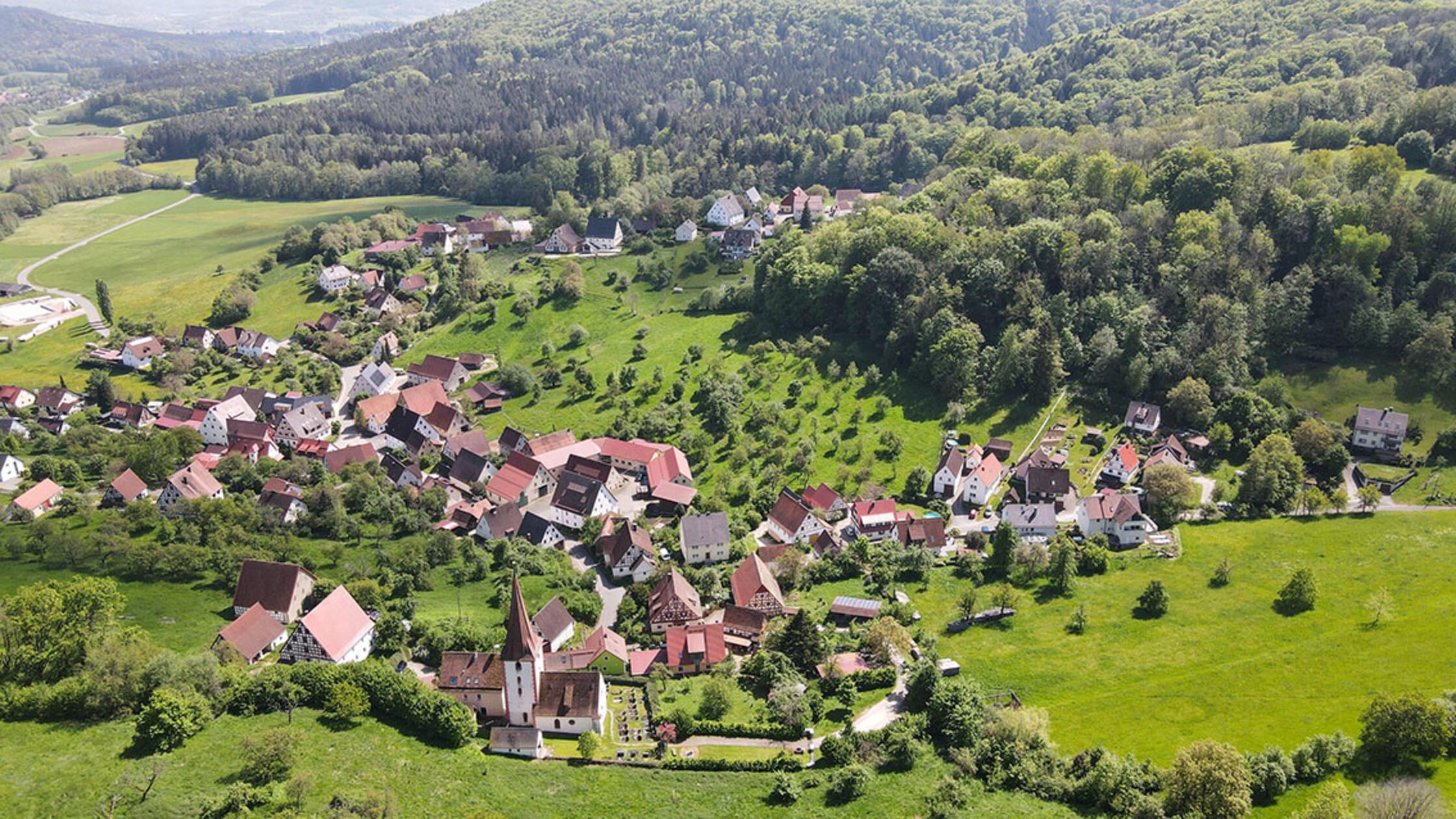Blick auf Oberkrumbach im Mai.