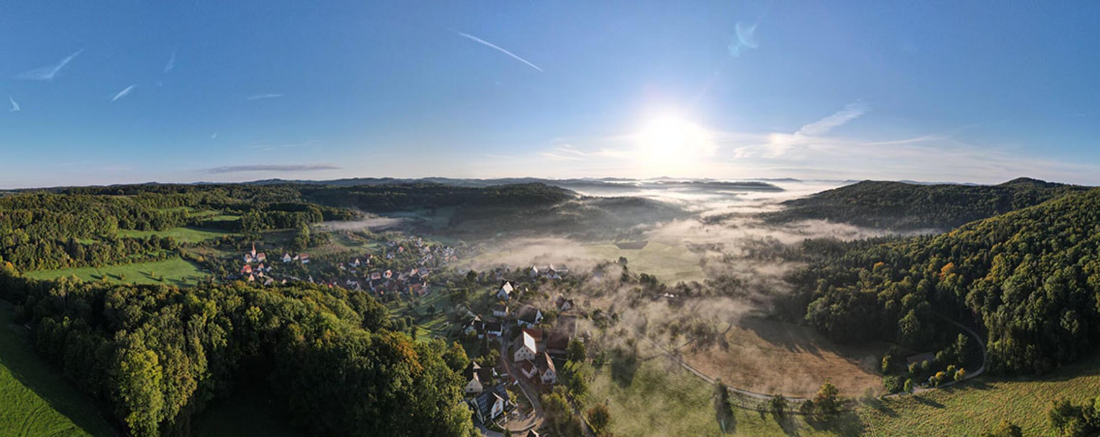 In Oberkrumbach zieht Herbstnebel auf.
