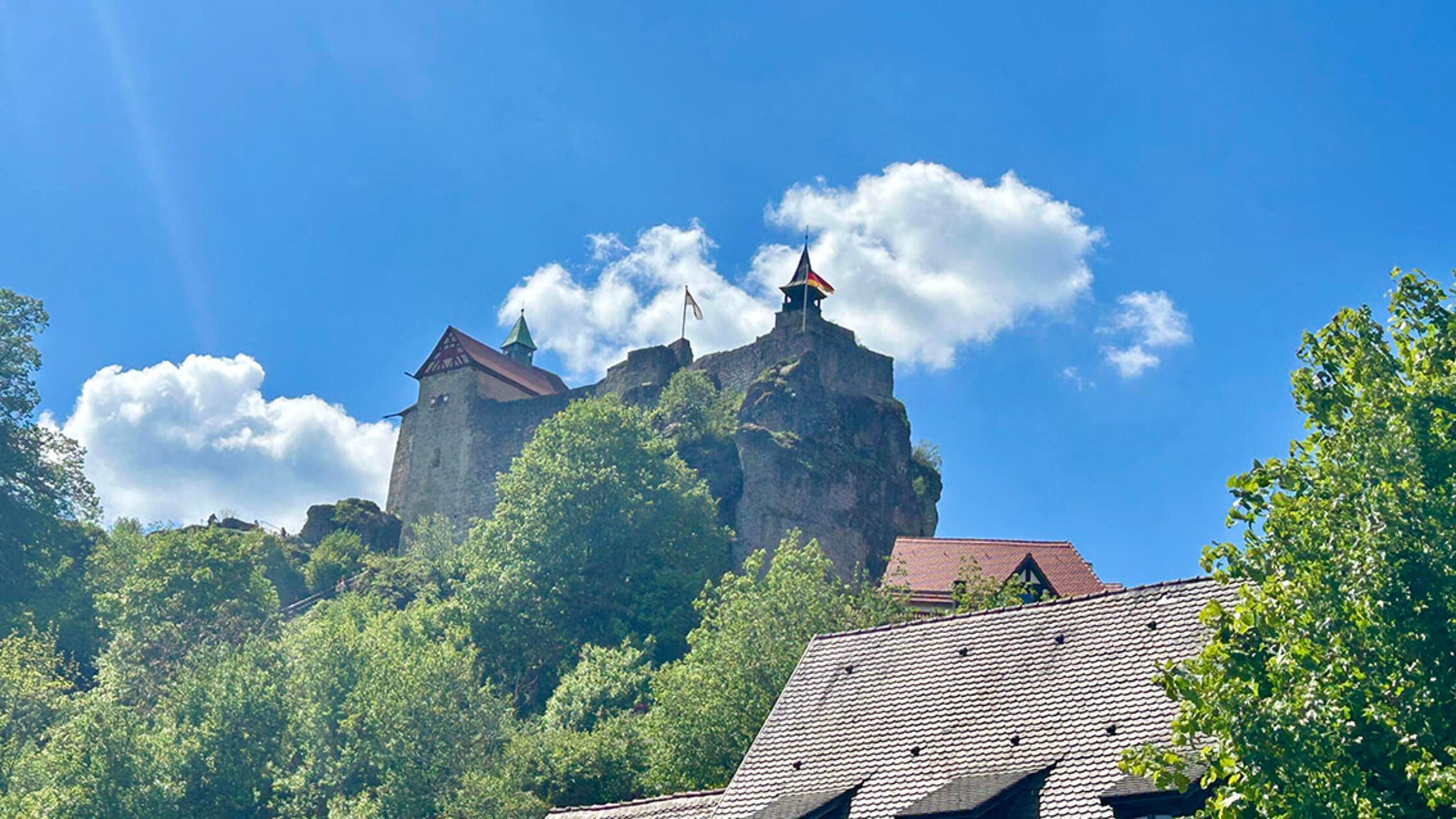 Burg Hohenstein an einem sonnigen Nachmittag im Mai.