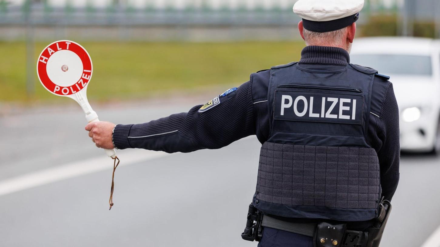 Bei einer Kontrolle hat die Bundespolizei kiloweise erlaubnispflichtige Pyrotechnik sichergestellt. (Symbolbild) Bei einer Kontrolle hat die Bundespolizei kiloweise erlaubnispflichtige Pyrotechnik sichergestellt. (Symbolbild)