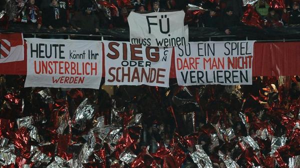 Genug Geschenkpapier ist ja da! Beim 254. Frankenderby begegnen sich Club und Kleeblatt am 20. Dezember 2011 im Pokal-Achtelfinale in Nürnberg. Kurz vor dem Fest glitzert und glänzt es es in der Nordkurve daher wie sonst nur unter besonders reichhaltig unterlegten Weihnachtsbäumen in der Region.
