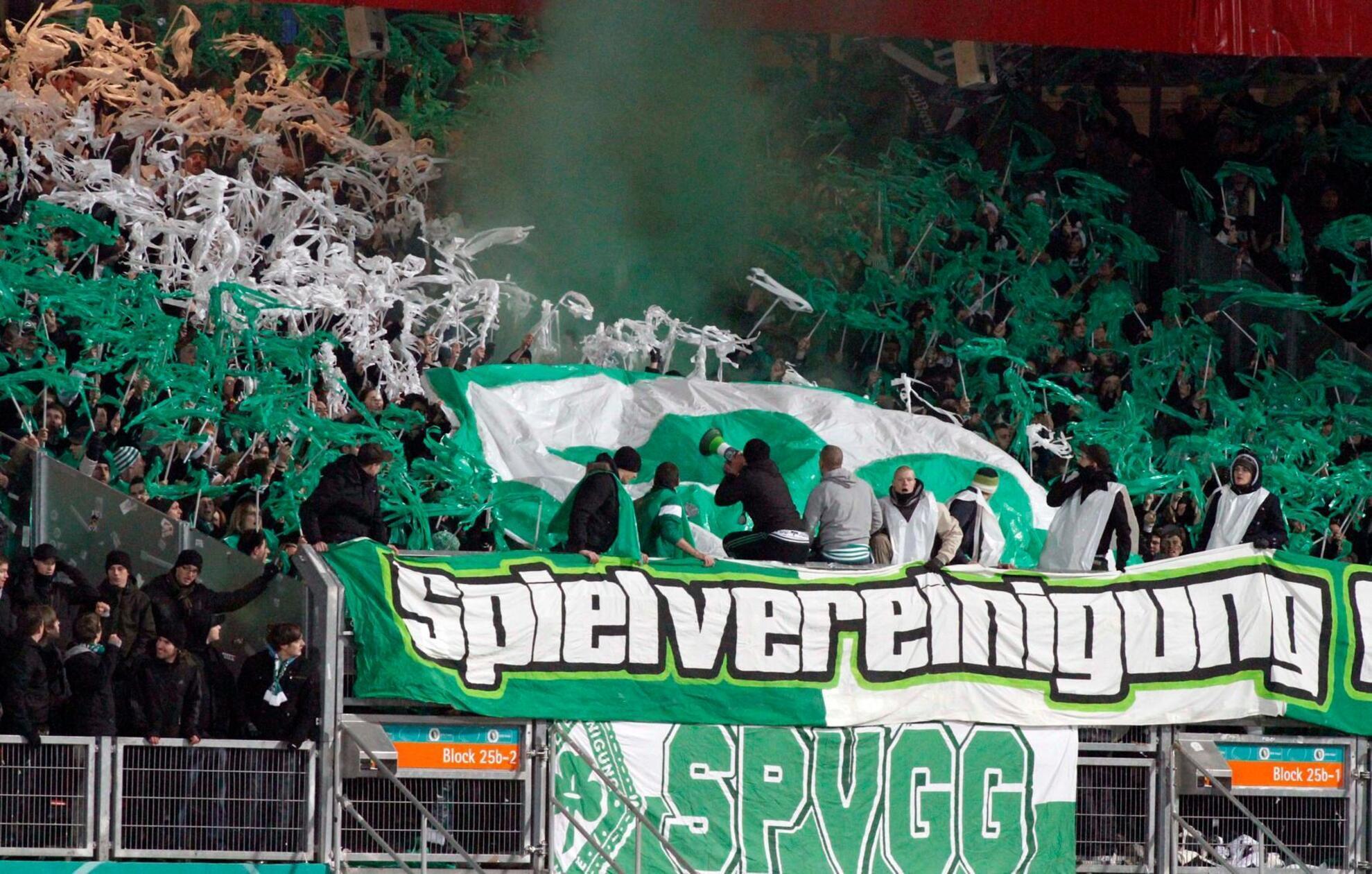 Die Fans der Spielvereinigung antworten im Pokal-Derby mit weiterem Weihnachtsschmuck und natürlich mit Pyrotechnik. Die hat man gerne schon mal dabei vor Silvester - zumindest damals im Achteck.