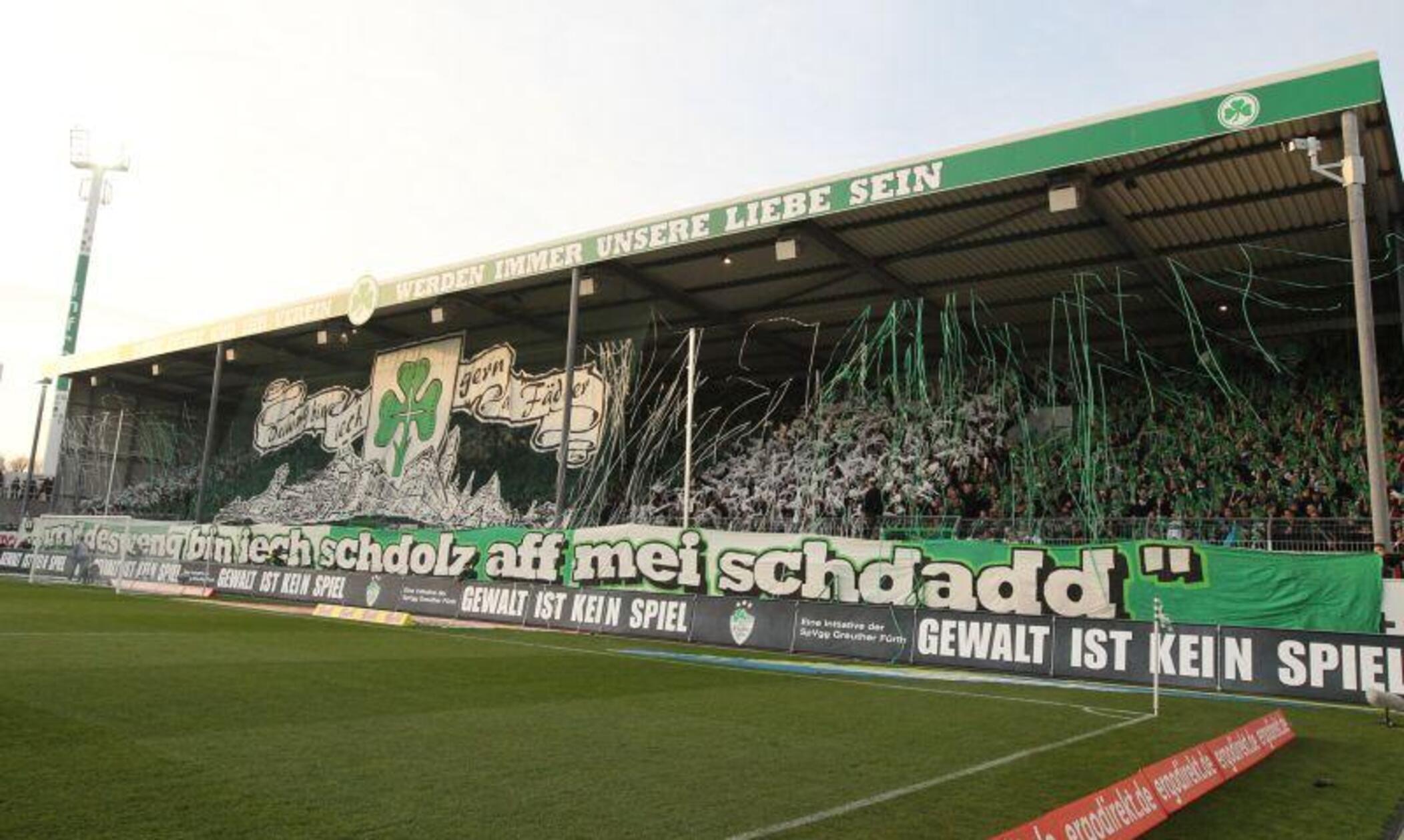 Fast ein Jahr später, beim Liga-Rendezvous im November 2012, kommuniziert der stolze Kleeblatt-Anhang auf der Nordtribüne des Ronhofs in tiefstem Fränkisch sein Hochgefühl, wenn es um die Verbundenheit zur eigenen Stadt geht. Warum auch nicht.