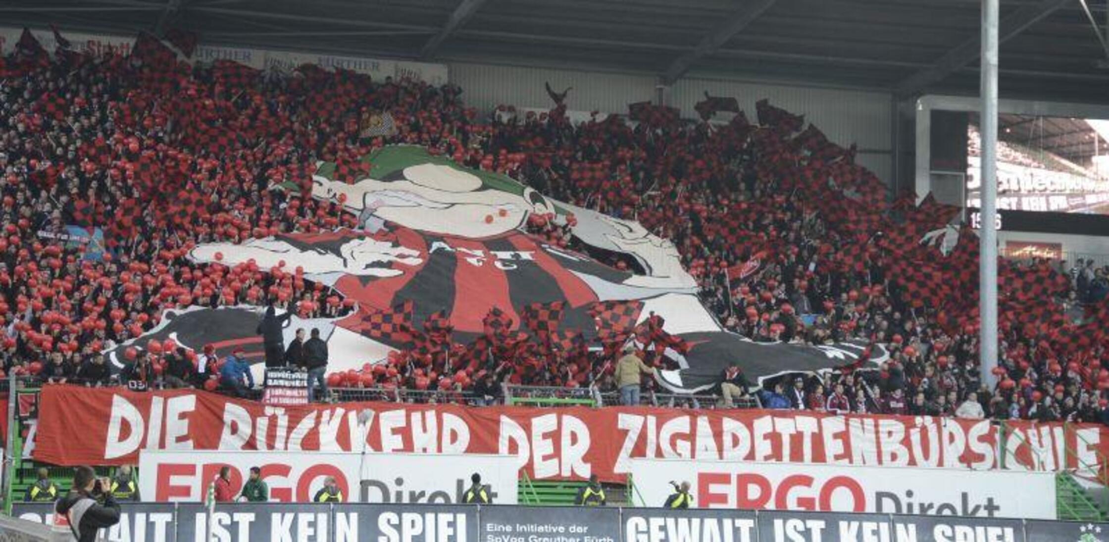 Dem organisierten Teil der Club-Fans geht es in der winterlichen Nachbarstadt auch darum, die erneute Anwesenheit im Derby sichtbar zu kommunizieren. Als "Zigarettenbürschle" waren sie in der Folge des Platzsturms nach dem wenig weihnachtlichen Cup-Aus gegen das Kleeblatt auch von der "Zeit" bezeichnet worden. Der Doppelpass, gespielt und angenommen, ließ sich recht gut illustrieren. Das erste Erstliga-Derby am Laubenweg endet gleichwohl torlos.