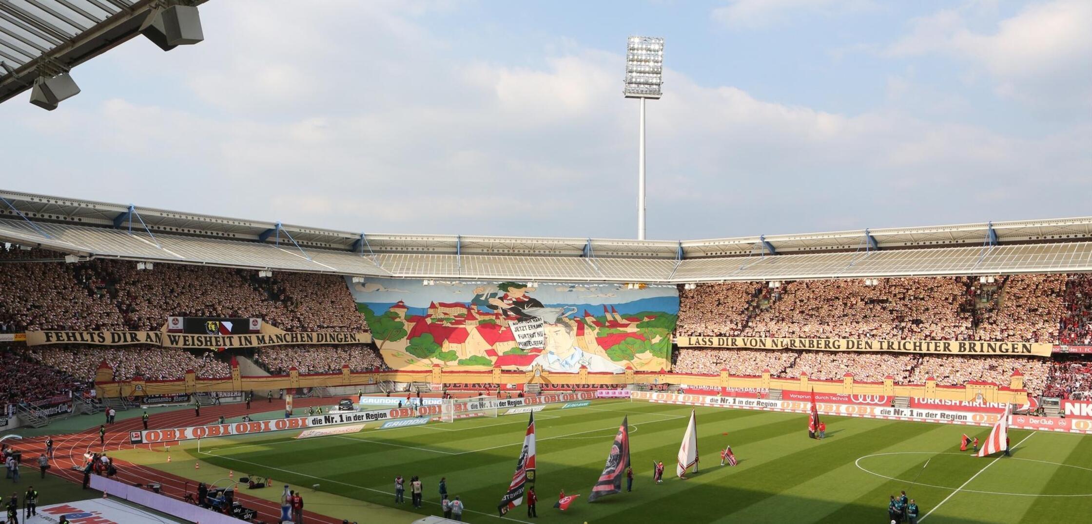 Beim 256. Frankenderby, dem Rückspiel der Bundesliga-Rivalen in Nürnberg, will die Nordkurve den Fürthern und speziell Thomas Jung Weisheit mit Gewalt einflößen. Fürths Oberbürgermeister bekommt, das gerichtlich gekippte Betretungsverbot der Fürther Innenstadt wirkt in der recht derben Choreo nach, den Trichter aufgezwungen. Dem Club selbst mangelt es im April 2013 an zwingenden Aktionen und fußballerischer Intelligenz derweil. Johannes Geis, damals noch ein Fürther, nutzt das zu einem Geniestreich, der den Gästen ein prestigeträchtiges 1:0 im Achteck sichert.