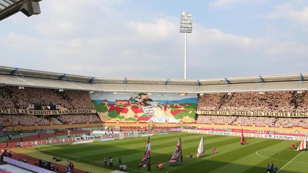 Beim 256. Frankenderby, dem Rückspiel der Bundesliga-Rivalen in Nürnberg, will die Nordkurve den Fürthern und speziell Thomas Jung Weisheit mit Gewalt einflößen. Fürths Oberbürgermeister bekommt, das gerichtlich gekippte Betretungsverbot der Fürther Innenstadt wirkt in der recht derben Choreo nach, den Trichter aufgezwungen. Dem Club selbst mangelt es im April 2013 an zwingenden Aktionen und fußballerischer Intelligenz derweil. Johannes Geis, damals noch ein Fürther, nutzt das zu einem Geniestreich, der den Gästen ein prestigeträchtiges 1:0 im Achteck sichert.