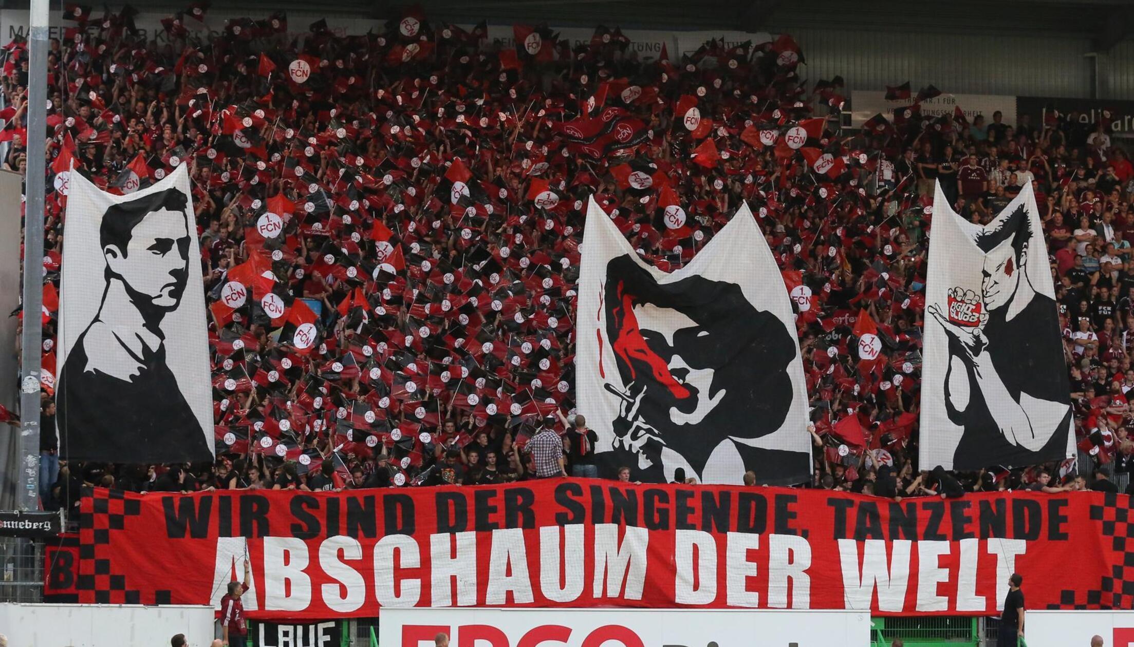 Die Club-Fans hatten vor dem 257. Frankenderby eine Choreo rund um das Zitat "Wir sind der singende, tanzende Abschaum der Welt" aus dem Film "Fight Club" präsentiert. Bei der der derben Klatsche auf dem Feld ergeben sich die Spieler des 1. FC Nürnberg ihrem Schicksal dann jedoch weitgehend kampflos.