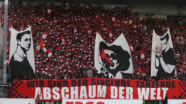Die Club-Fans hatten vor dem 257. Frankenderby eine Choreo rund um das Zitat "Wir sind der singende, tanzende Abschaum der Welt" aus dem Film "Fight Club" präsentiert. Bei der der derben Klatsche auf dem Feld ergeben sich die Spieler des 1. FC Nürnberg ihrem Schicksal dann jedoch weitgehend kampflos.