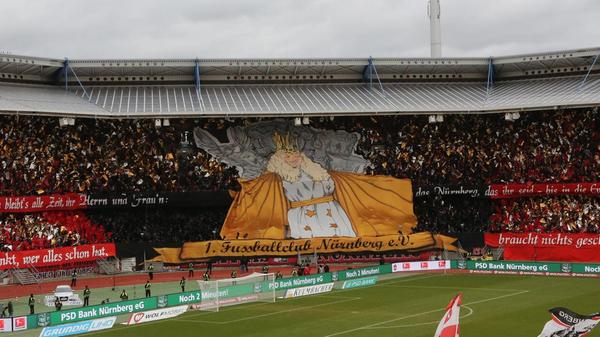 Bedarf zur Wiedergutmachung besteht beim Wiedersehen aus FCN-Sicht kurz vor Weihnachten entsprechend eklatant. Sie gelingt halbwegs, in Form eines 0:0. Davor beschwört man in Nürnberg die Symbiose mit der Heimatstadt und dem Christkind. An Kampfkraft mangelt es dem Club im Dezember 2014 zumindest nicht.