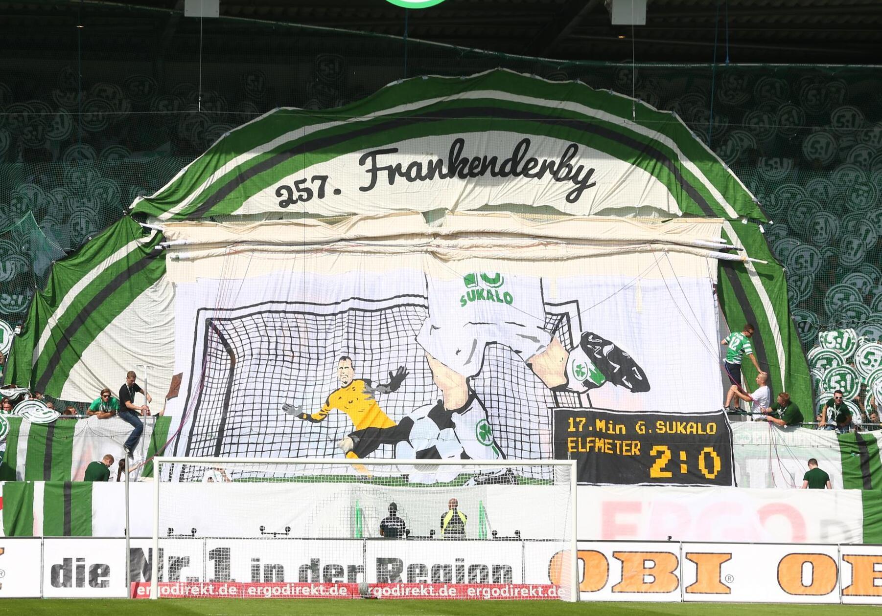 Fürths Ultras haben davor nächtelang gemalt, geschraubt und gebastelt. Es ist die zugleich teuerste Choreographie in der Geschichte der Horidos. 6461,72 Euro kosten Fahnenstoff, Farbe, Holzlatten und Co. Sebastian Freis organisiert den Hausherren im September 2015 in der Nachspielzeit einen 3:2-Derbysieg.