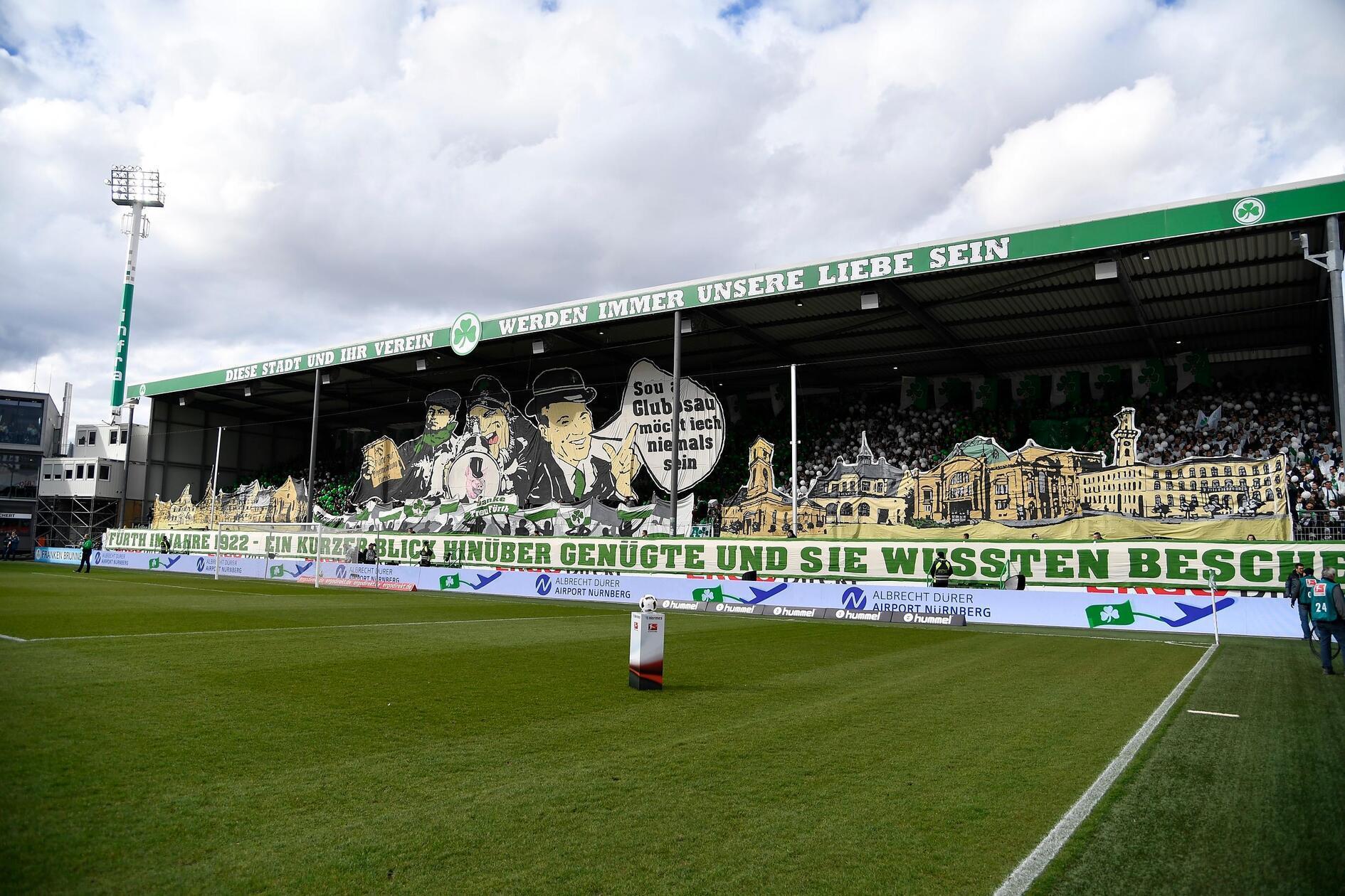 Auch das zweite Derby in dieser Saison, in Fürth natürlich wenig überraschend, entscheidet das Kleeblatt für sich. Nachdem die Weiß-Grünen vor Anpfiff historische Spitzen gesetzt haben, ist es im März 2017 Robert Zulj, der in der 77. Minute nicht gerade zuljbuchmäßig trifft. Da der Schuss des Fürthers von Margreitters Rücken ins Tor gelenkt wird, jubeln beim 262. Frankenderby in Fürth die Heimfans dennoch ausgelassen.