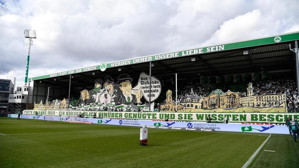 Auch das zweite Derby in dieser Saison, in Fürth natürlich wenig überraschend, entscheidet das Kleeblatt für sich. Nachdem die Weiß-Grünen vor Anpfiff historische Spitzen gesetzt haben, ist es im März 2017 Robert Zulj, der in der 77. Minute nicht gerade zuljbuchmäßig trifft. Da der Schuss des Fürthers von Margreitters Rücken ins Tor gelenkt wird, jubeln beim 262. Frankenderby in Fürth die Heimfans dennoch ausgelassen.