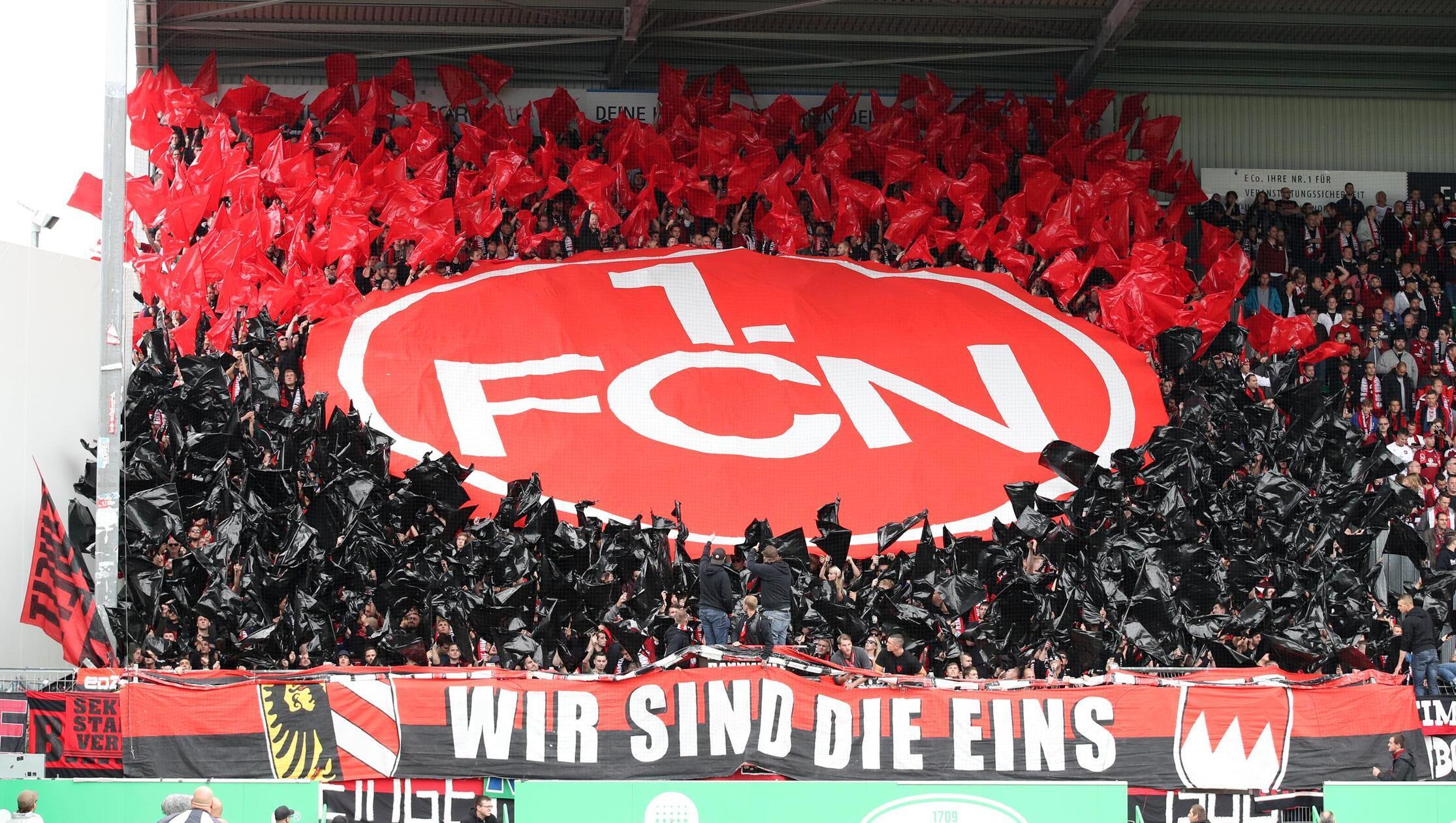 Aufgrund der jahrzehntelang in Fürth ausgeprägten Derbysieger-Sicherheit im heimischem Stadion geht das Kleeblatt zuversichtlich in das nächste Nachbarschaftsduell zu Hause und handelt sich im September 2017 gegen den späteren Aufsteiger aus Nürnberg prompt eine 1:3-Heimniederlage ein, die Club-Kapitän Behrens mit seinem Treffer in der Nachspielzeit fixiert. Den letzten Club-Sieg in der Kleeblattstadt hatten die Club-Fans im Oktober 1979 gefeiert.