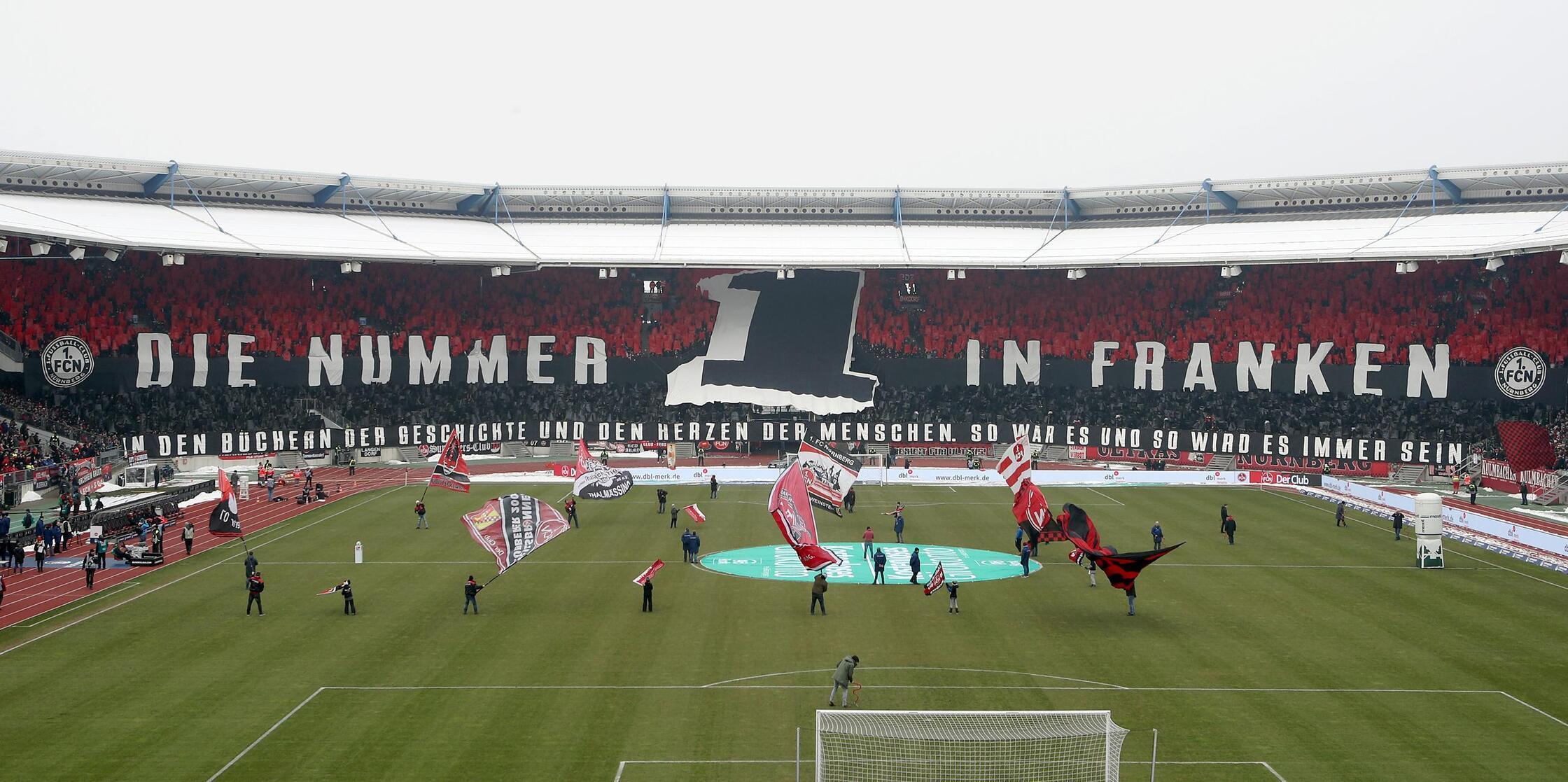 Einzigartig darf man das Traditionsduell zwischen dem Club und dem Kleeblatt definitiv nennen. Seinen Status als sportliche Nummer 1 in Fußball-Franken büßt der FCN, dessen erneuter Erstliga-Status in der Folge nur ein Jahr währen wird, im März 2018 allerdings umgehend wieder ein. Beim 0:2 im Max-Morlock-Stadion gerät der Auftritt des Köllner-Clubs im Gegensatz zur imposanten Choreographie maximal enttäuschend.