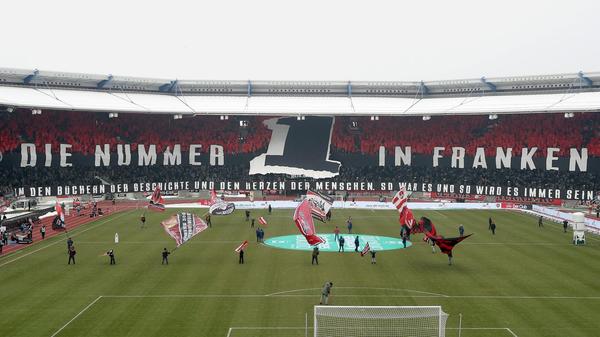 Einzigartig darf man das Traditionsduell zwischen dem Club und dem Kleeblatt definitiv nennen. Seinen Status als sportliche Nummer 1 in Fußball-Franken büßt der FCN, dessen erneuter Erstliga-Status in der Folge nur ein Jahr währen wird, im März 2018 allerdings umgehend wieder ein. Beim 0:2 im Max-Morlock-Stadion gerät der Auftritt des Köllner-Clubs im Gegensatz zur imposanten Choreographie maximal enttäuschend.