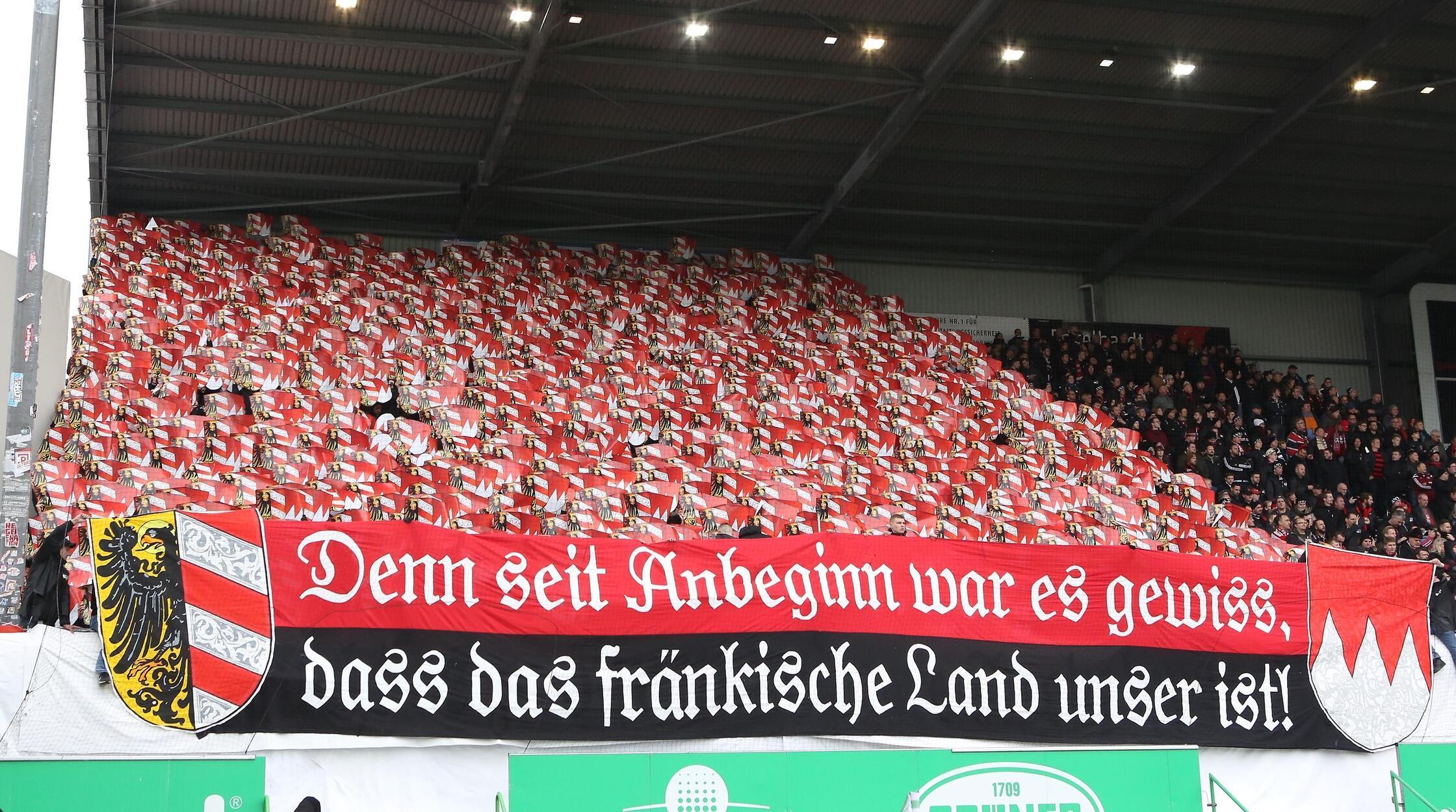 Auf der Gegenseite reklamiert man Fußball-Franken gewohntermaßen für sich. Drückt sich im November 2019 nur beides nicht in einem Ergebnis aus. 0:0 endet das Torlos-Derby im Ronhof. Dass die wunderbaren Choreo-Bilder hüben wie drüben bei den kommenden drei Nachbarschaftsduellen ausbleiben, hängt mit der Corona-Pandemie zusammen, die vom Leben der Menschen und damit auch vom Leben der fränkischen Fußballfans Besitz ergreift.