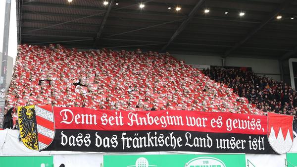 Auf der Gegenseite reklamiert man Fußball-Franken gewohntermaßen für sich. Drückt sich im November 2019 nur beides nicht in einem Ergebnis aus. 0:0 endet das Torlos-Derby im Ronhof. Dass die wunderbaren Choreo-Bilder hüben wie drüben bei den kommenden drei Nachbarschaftsduellen ausbleiben, hängt mit der Corona-Pandemie zusammen, die vom Leben der Menschen und damit auch vom Leben der fränkischen Fußballfans Besitz ergreift.