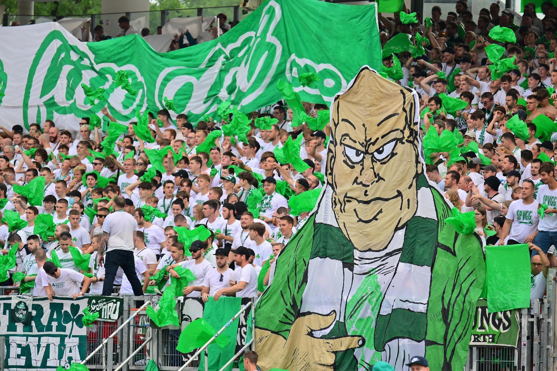 Kleinmachen muss sich das Kleeblatt, das dem Stadtnachbarn in der jüngeren Vergangenheit sehr regelmäßig schmerzhafte Niederlagen zugefügt hat, jedoch nicht. Die zuletzt blütenweiße Fürther Derby-Weste bleibt an diesem Tag allerdings nicht weiß. Daferner und Wintzheimer, zwei davor und danach recht glücklose Akteure beim Club, verantworten eine Fürther 0:2-Niederlage beim 269. Derby-Treff.