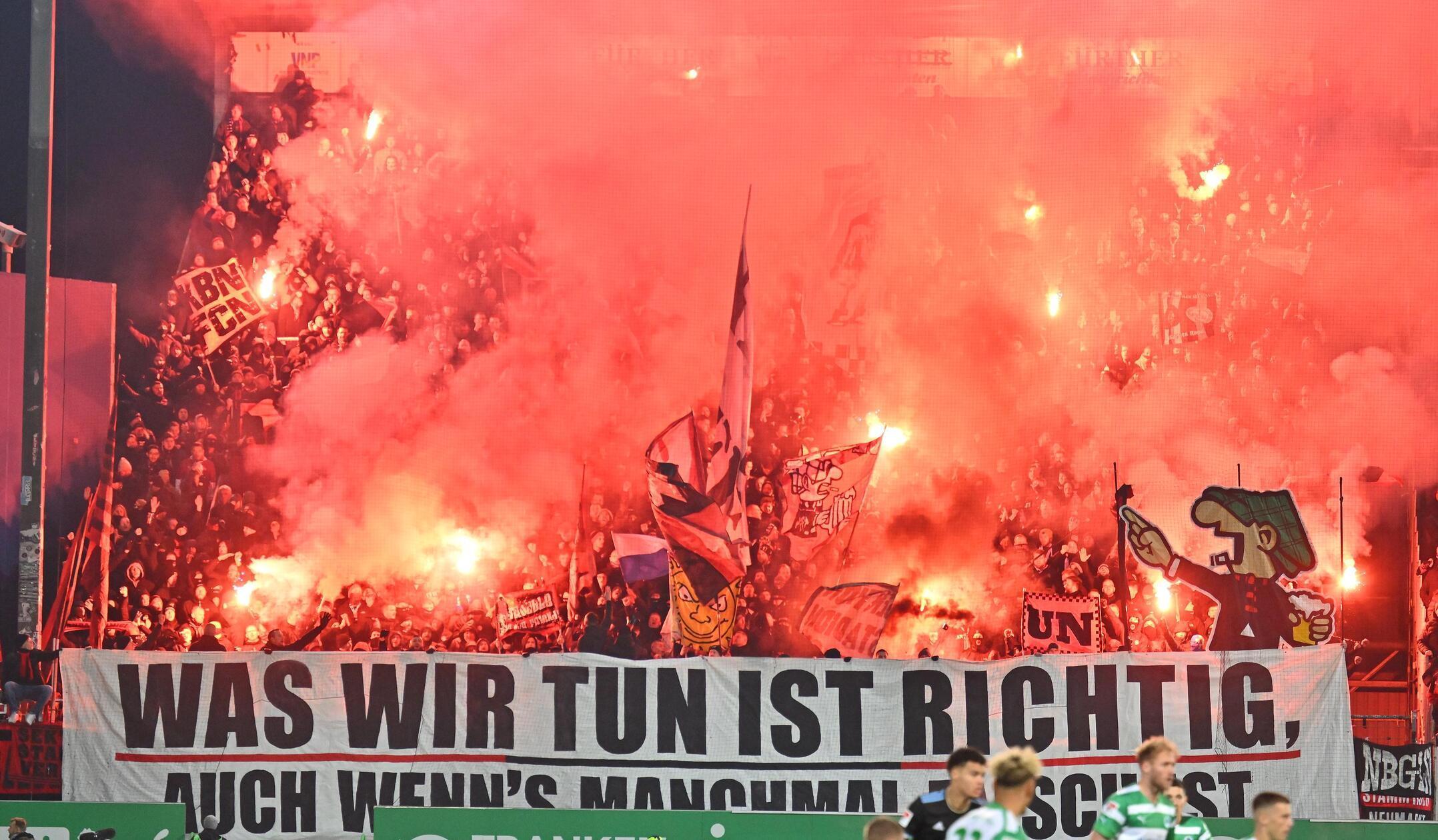 Im Februar 2023 geht es für die organisierten FCN-Fans in Fürth auch darüber hinaus recht viel um die Rechtfertigung ihres Handelns - und natürlich um gravierende Feuer-Bilder. Ein Plan, wie man das 270. Frankenderby am Laubenweg gewinnen könnte, fehlt dem FCN an diesem Abend jedoch weitgehend.