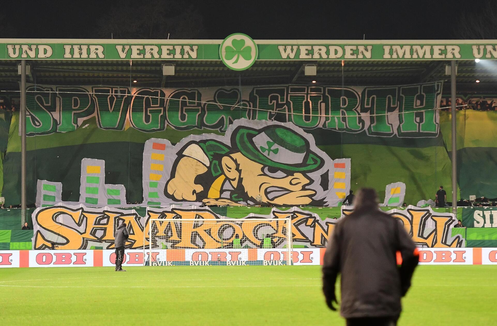 Das Kleeblatt gibt wie so oft bei den Kraftproben in Fürth den Ton an, "Shamrock'n'Roll" gewissermaßen. Bis in die Nachspielzeit hinein schaut es gegen den Rivalen aus Nürnberg dennoch nach einer torjubelbefreiten Nullnummer aus, ehe Fürths Ache den Fürther Derby-Sieg im Februar 2023 bewerkstelligt. Einem Flick-Tor auf der Gegenseite war zuvor die Gültigkeit versagt worden.