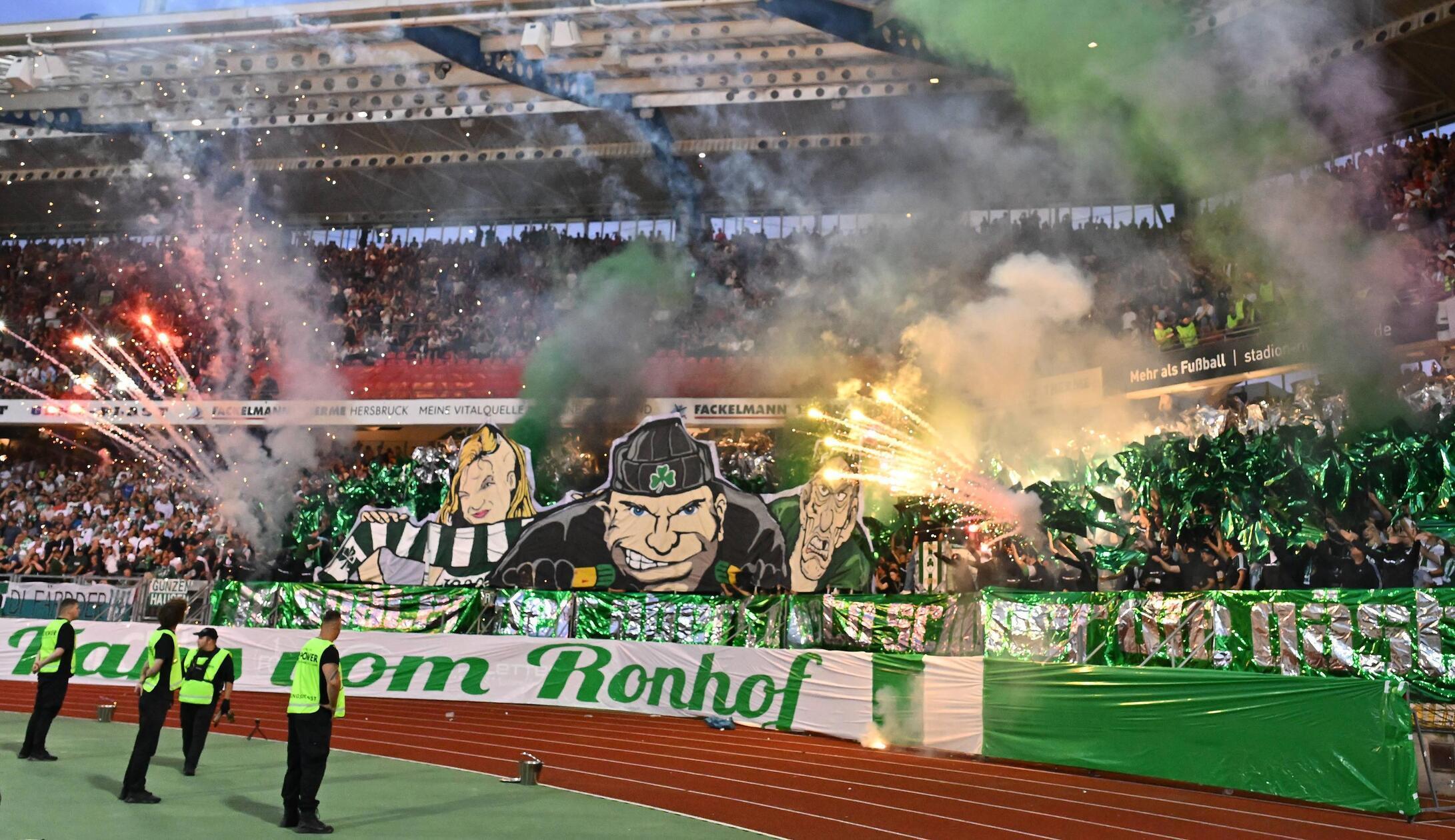 Abwehrmann Michalski hatte die aus Fürth angereisten Gäste im 271. Frankenderby in Front gebracht. Ihre Fronstellung im südlichen Stadionbereich illustrieren die Kleeblatt-Ultras mit grimmigen Figuren und reichlich Feuerwerk an diesem Derby-Tag.