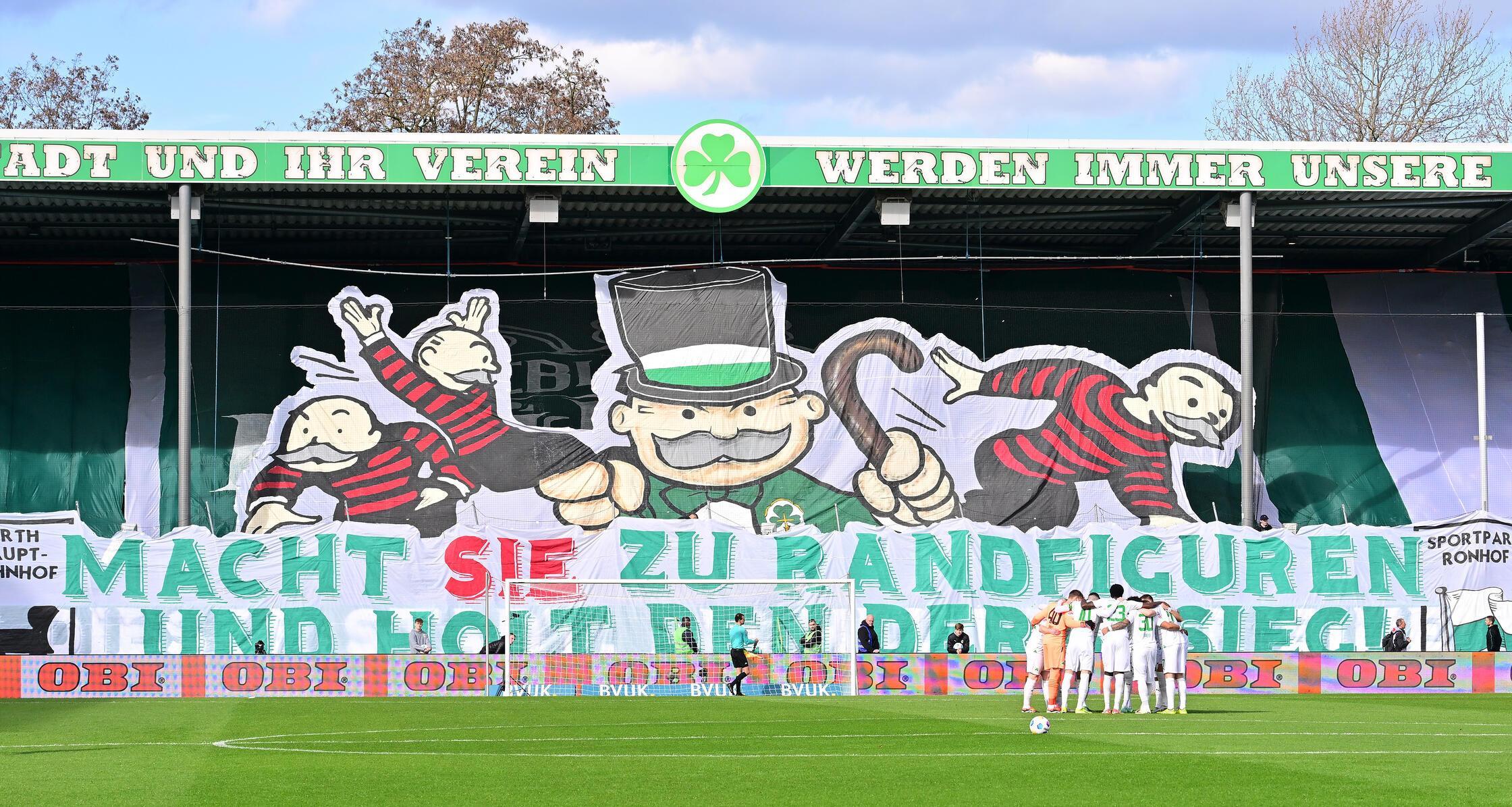 Im Februar 2024 trifft Fürth im Ronhof den FCN zum erneuten Vergleich zweier Zweitligisten wieder. Und gewinnt das Derby wie eigentlich fast immer im vertrauten Umfeld. Zu Randfiguren im gewohnten Derby-Spiel am Laubenweg werden die Nürnberger aber erst mit Verzögerung.
