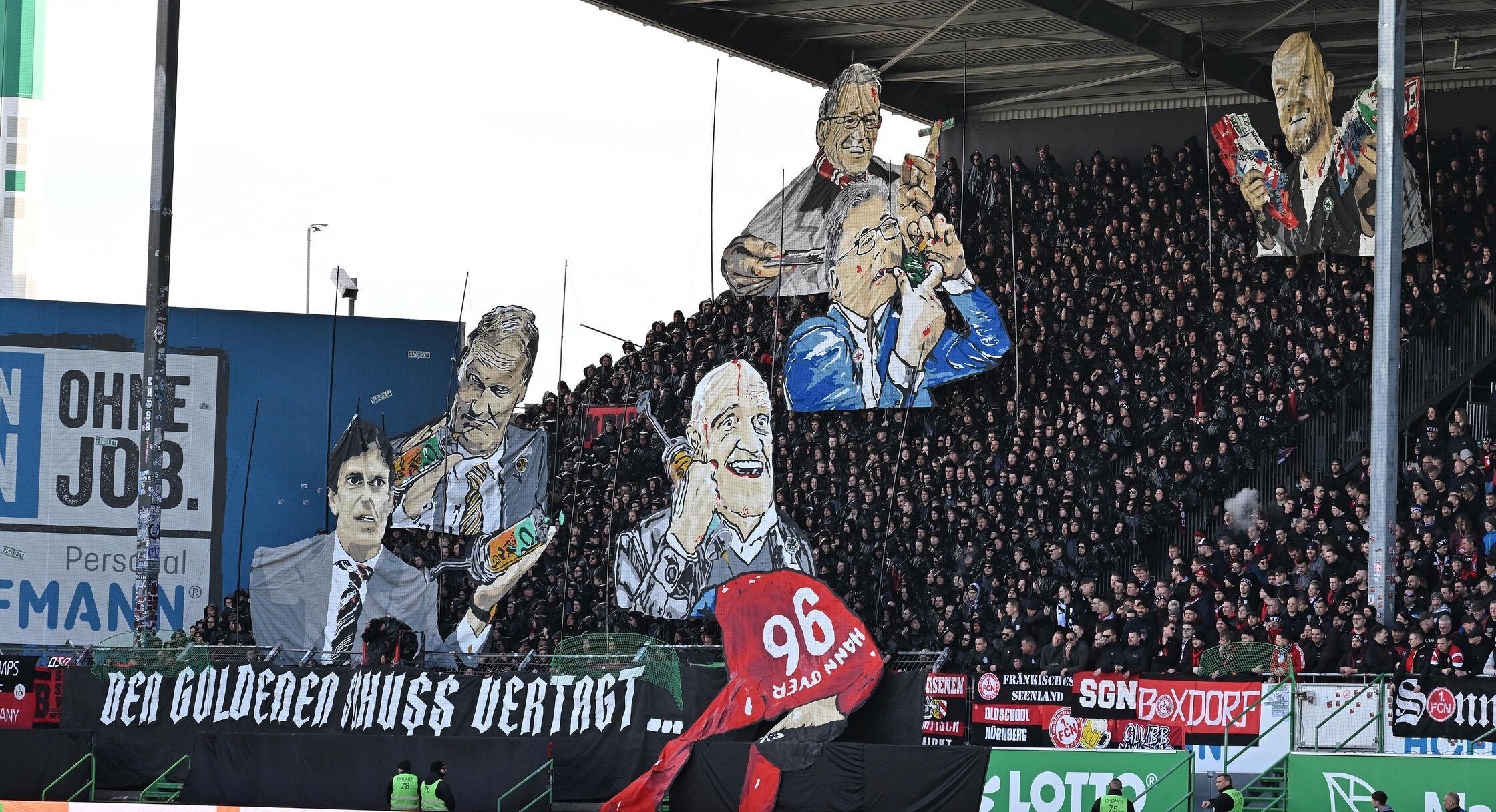 Denn eigentlich schaut es für den Club, dessen Fans sich im Ronhof unter anderem am Investoren-Thema abarbeiten, ganz gut aus im 272. Frankenderby. Zumindest zu Beginn. Nach Anderssons wuchtigem Kopfballtor steht Assistgeber Goller und einer Nürnberger 2:0-Führung nur der Pfosten im Weg. Der Ausgleich durch den späteren Derby-Doppelpacker Sieb und Gelb-Rot für Castrop transportieren dann allerdings das gewohnt missmutige Club-Gefühl in den Gästebereich.