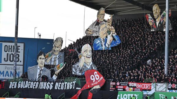 Denn eigentlich schaut es für den Club, dessen Fans sich im Ronhof unter anderem am Investoren-Thema abarbeiten, ganz gut aus im 272. Frankenderby. Zumindest zu Beginn. Nach Anderssons wuchtigem Kopfballtor steht Assistgeber Goller und einer Nürnberger 2:0-Führung nur der Pfosten im Weg. Der Ausgleich durch den späteren Derby-Doppelpacker Sieb und Gelb-Rot für Castrop transportieren dann allerdings das gewohnt missmutige Club-Gefühl in den Gästebereich.