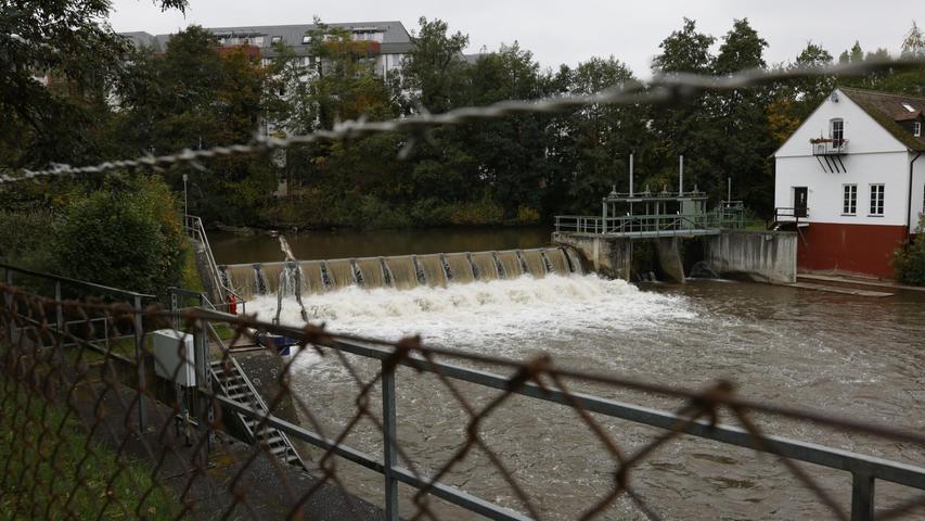Das Wehr befindet sich am Ende der Uferpromenade, nicht weit von der Maxbrücke. Das Wehr befindet sich am Ende der Uferpromenade, nicht weit von der Maxbrücke.